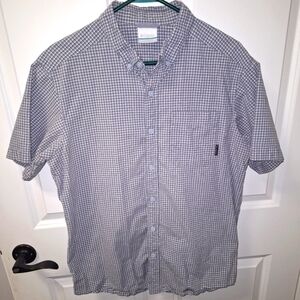 Columbia men's short sleeve button-down shirt in a size medium.